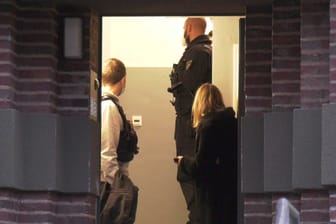 Polizei bei einer Razzia in Köln-Bickendorf: Am frühen Morgen wurden Wohnungen im Rocker-Millieu durchsucht.