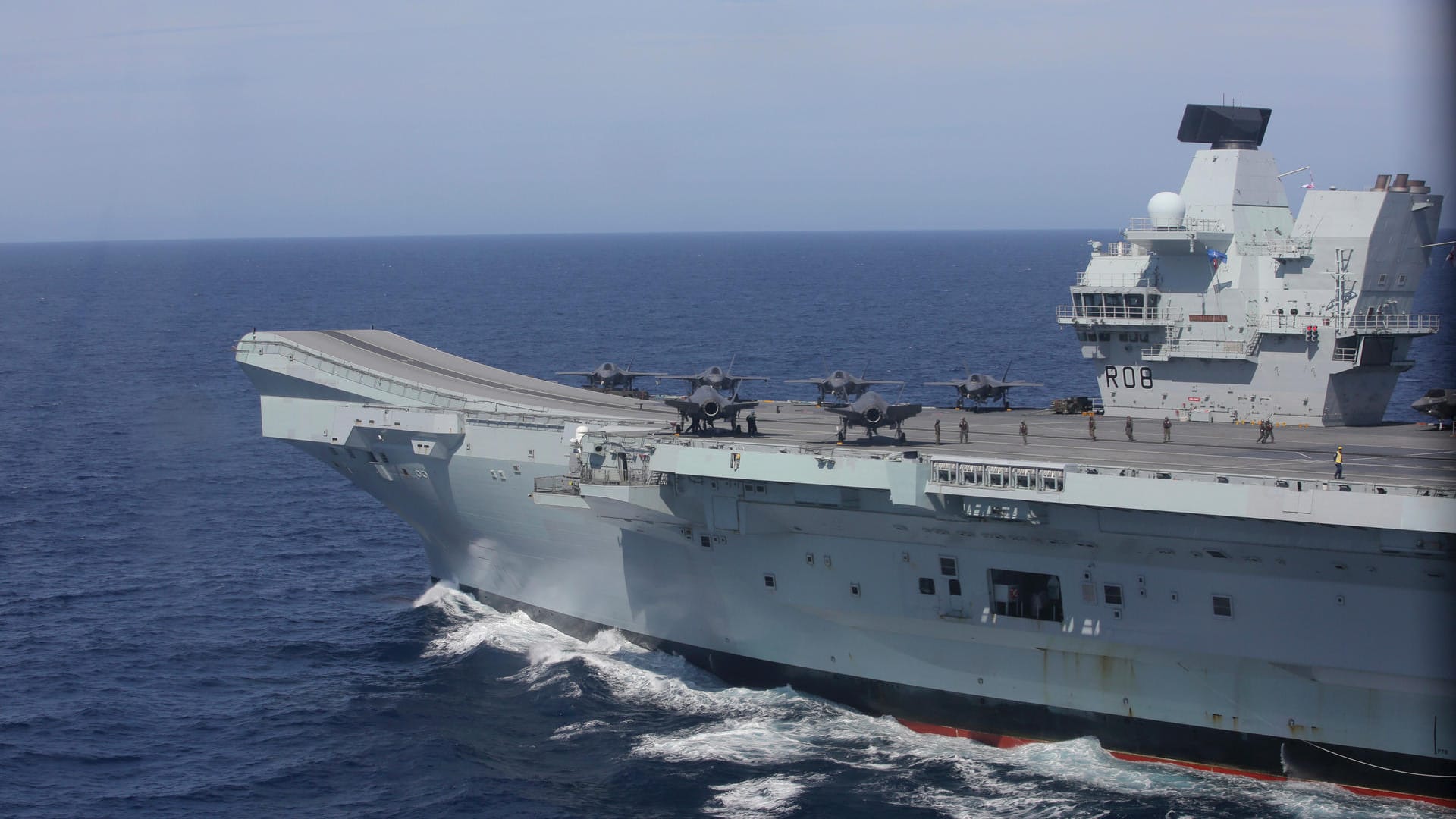 Der britische Flugzeugträger "HMS Queen Elizabeth" (Archivbild): Die Piloten konnten sich bei dem Absturz retten.