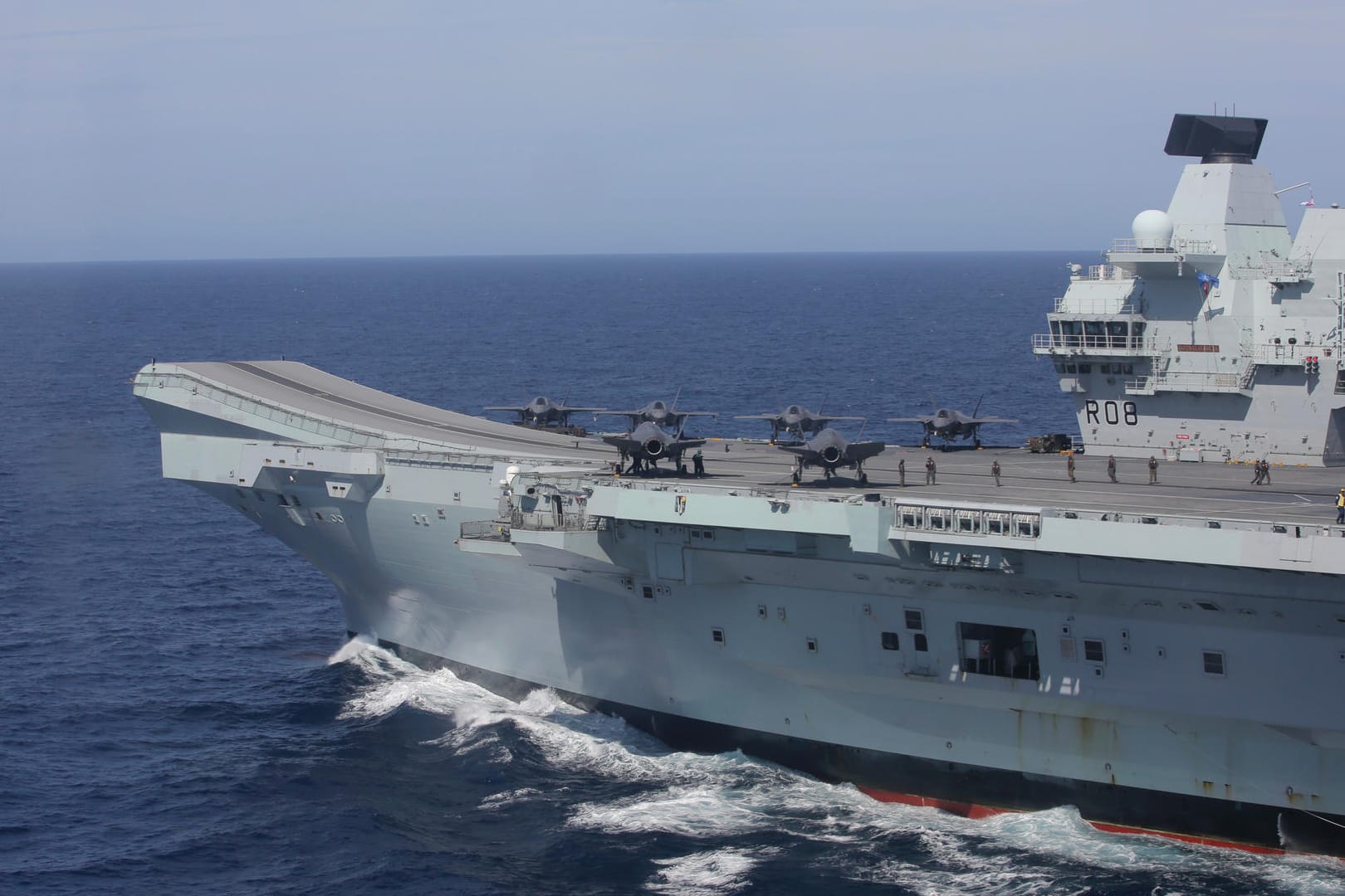 Der britische Flugzeugträger "HMS Queen Elizabeth" (Archivbild): Die Piloten konnten sich bei dem Absturz retten.