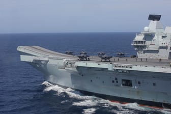 Der britische Flugzeugträger "HMS Queen Elizabeth" (Archivbild): Die Piloten konnten sich bei dem Absturz retten.