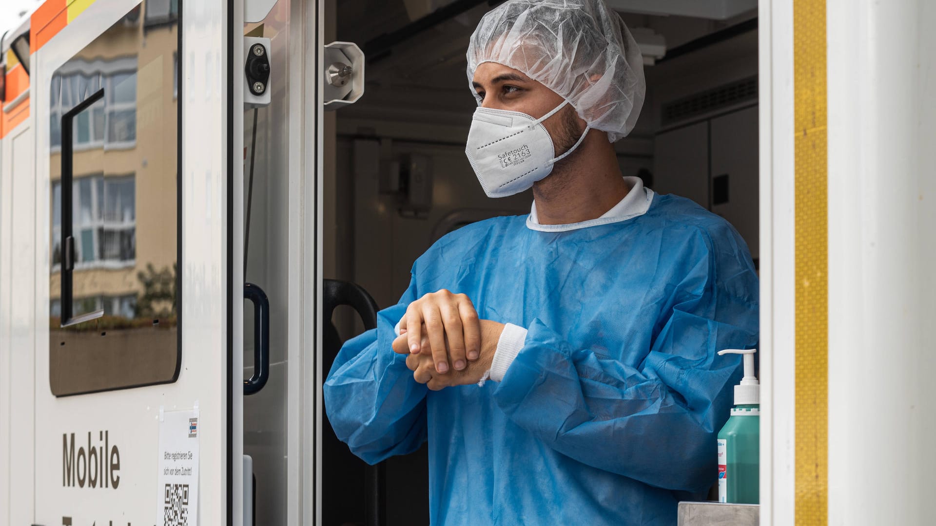 Ein Arzt desinfiziert sich die Hände (Archivbild): Prognosen des RKI gehen von einem starken Anstieg der Patientenzahlen aus.