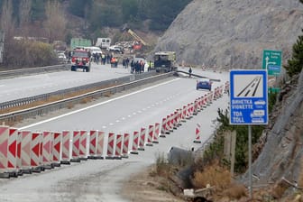 Bulgarien, Bosnek: Eine Autobahn ist abgesperrt, nachdem ein Bus (M) über Nacht in der Nähe des Dorfes Bosnek in Westbulgarien verunglückt ist.