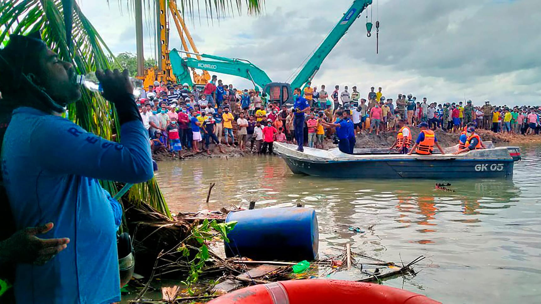 Sechs tote Kinder auf Sri Lanka: Rettungskräfte der Polizei und der Marine begleiten die Rettungsarbeiten nach dem Kentern einer Fähre. Sechs tote Kinder auf Sri Lanka: Rettungskräfte der Polizei und der Marine begleiten die Rettungsarbeiten nach dem Kentern einer Fähre.