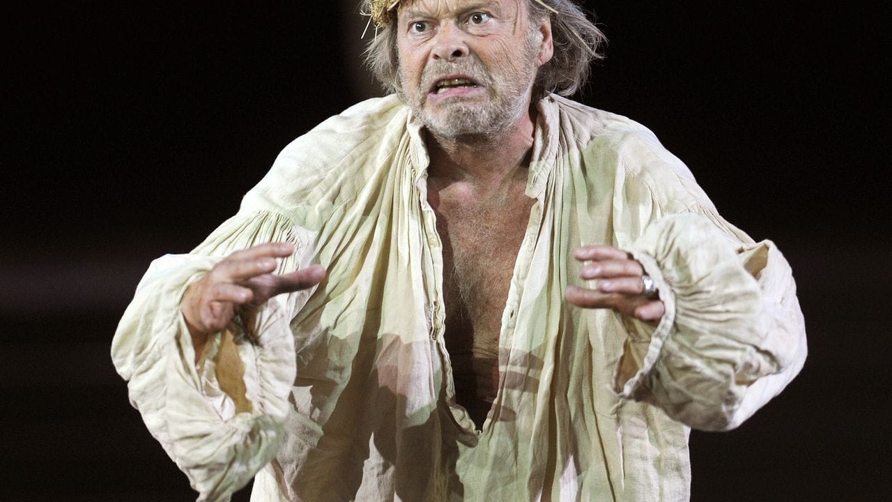 Volker Lechtenbrink als König Lear bei den Bad Hersfelder Festspielen 2012. Volker Lechtenbrink als König Lear bei den Bad Hersfelder Festspielen 2012.