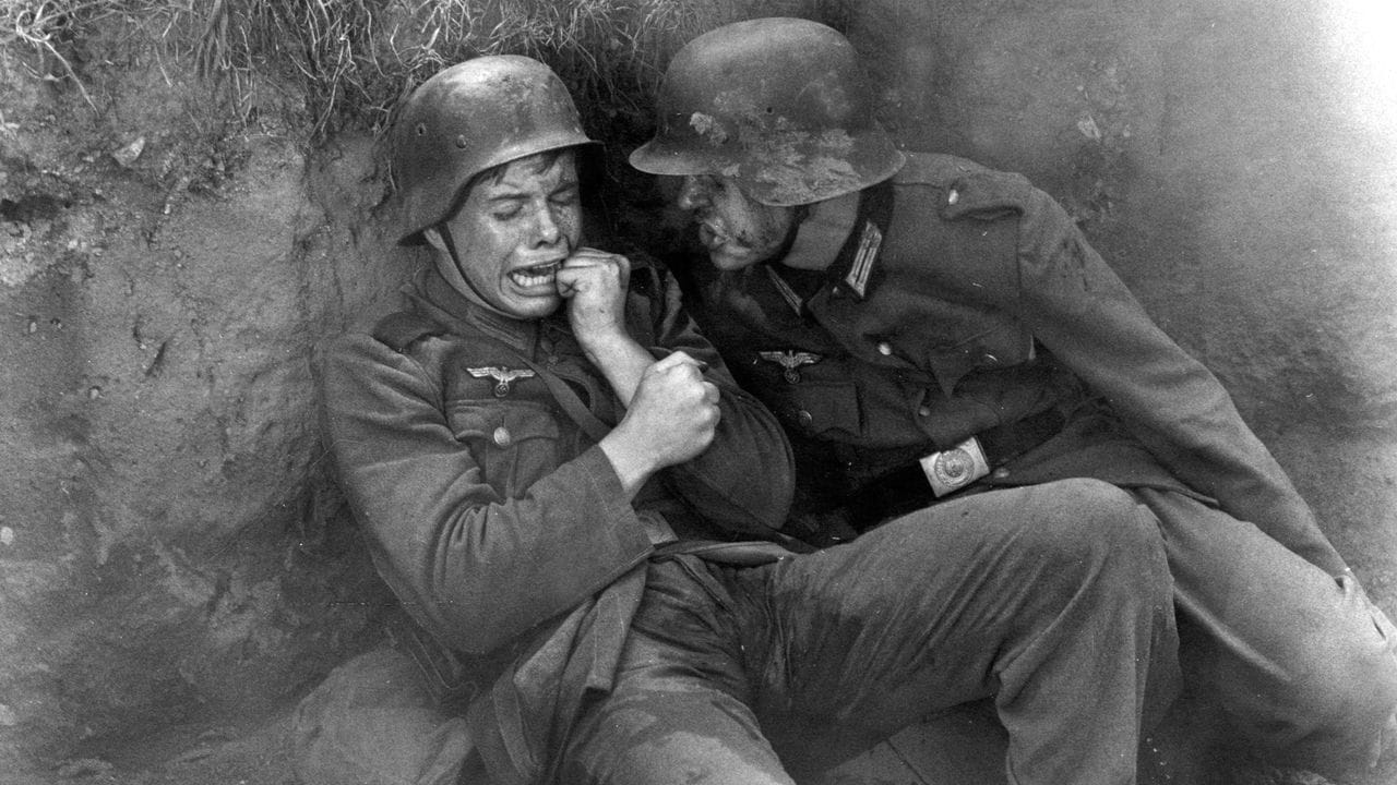 Volker Lechtenbrink (l) als Klaus Hager und Karl-Michael Balzer als Karl Horber 1959 in einer Szene des Films "Die Brücke". Volker Lechtenbrink (l) als Klaus Hager und Karl-Michael Balzer als Karl Horber 1959 in einer Szene des Films "Die Brücke".