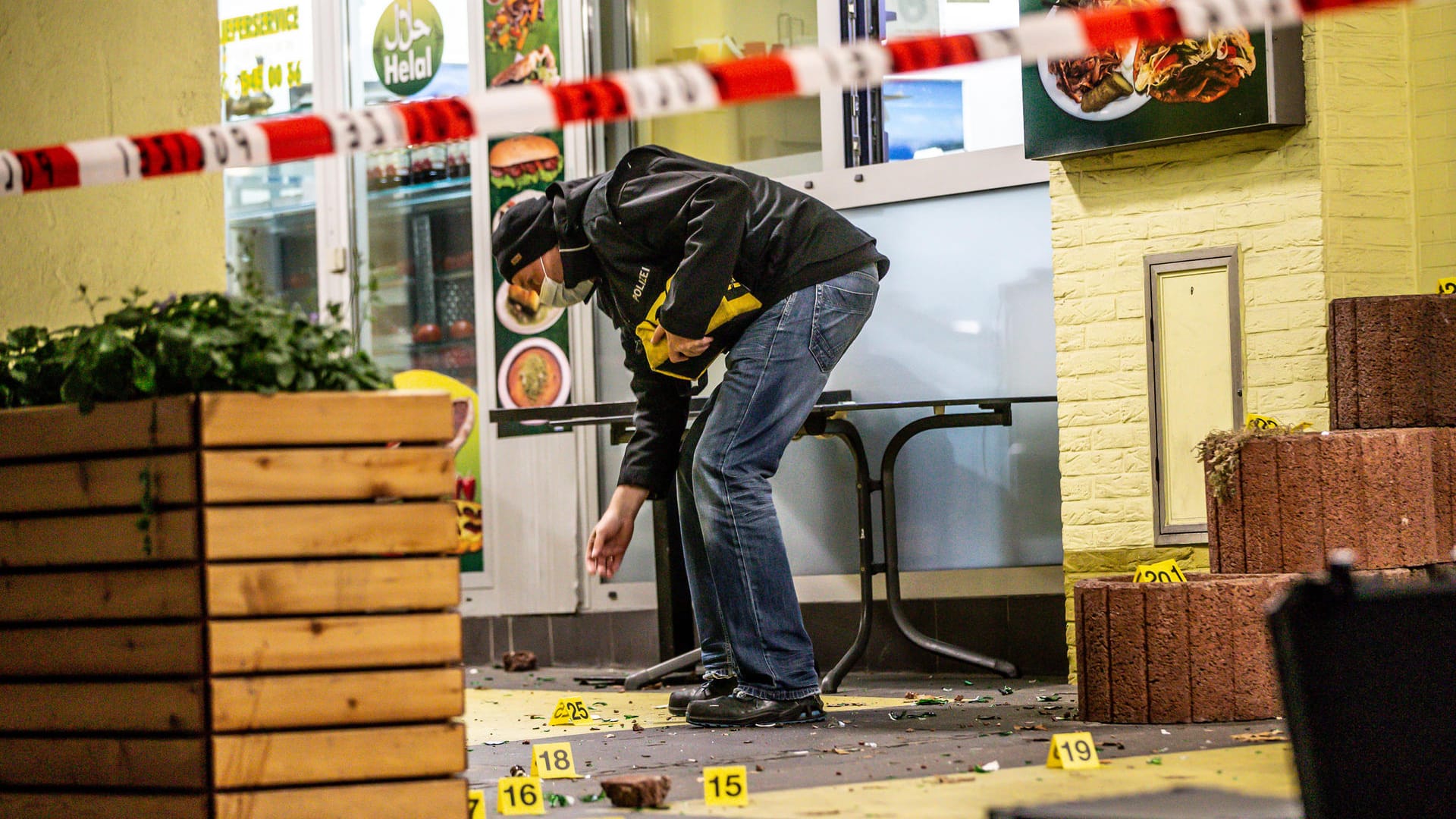 Die Polizei sicherte im Bereich Rheinische Straß / Siegfriedstraße in der Innenstadt Spuren: Die Polizei ermittelt gegen insgesamt vier Männer.