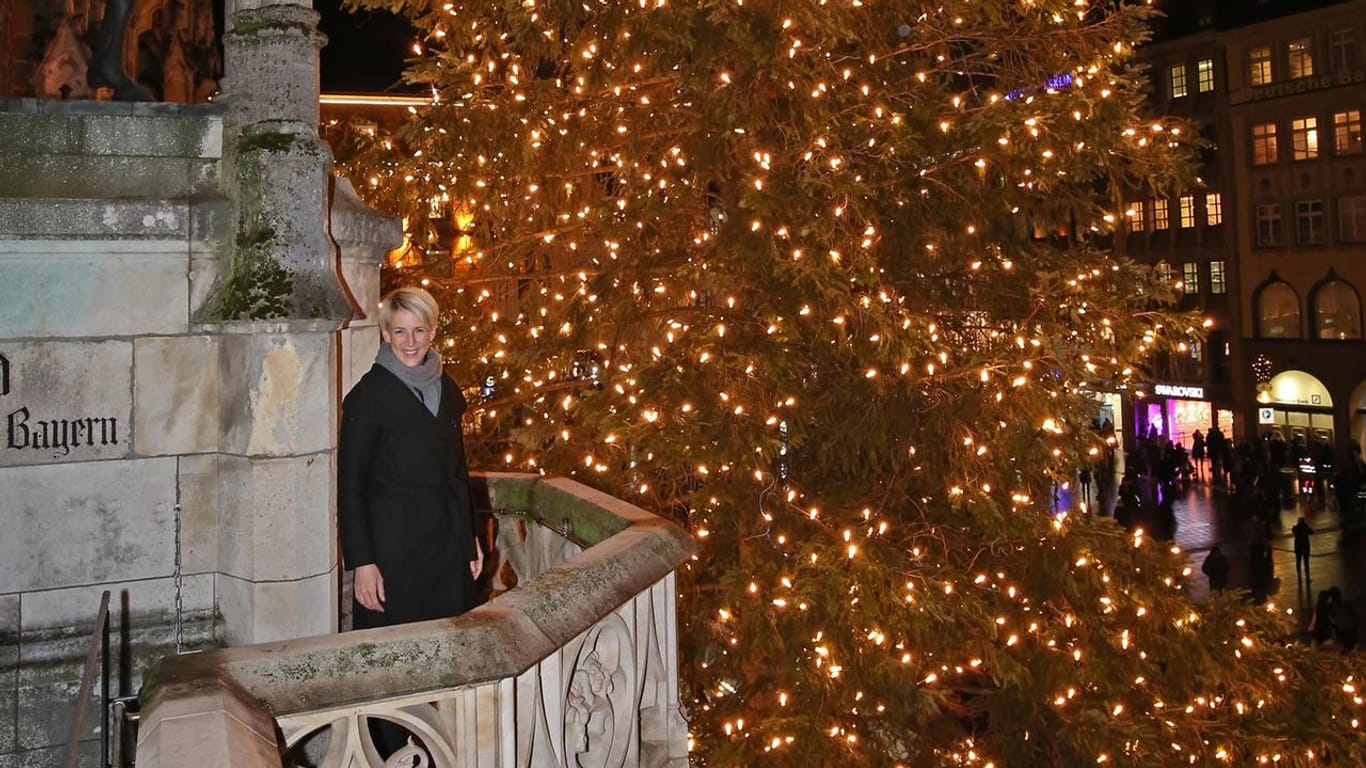 Bürgermeisterin Katrin Habenschaden vor dem Christbaum: Etwa 3.000 Lichter leuchten an dem Baum.
