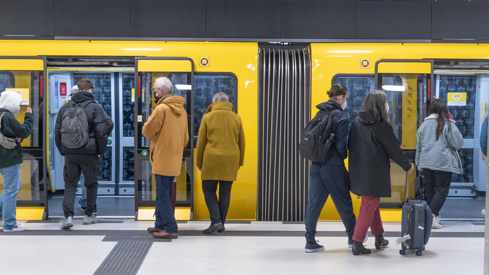 Menschen steigen in einer Berliner U-Bahn ein (Symbolbild): In der U6 Richtung Tegel hat ein Unbekannter andere Personen bepöbelt und bedroht.