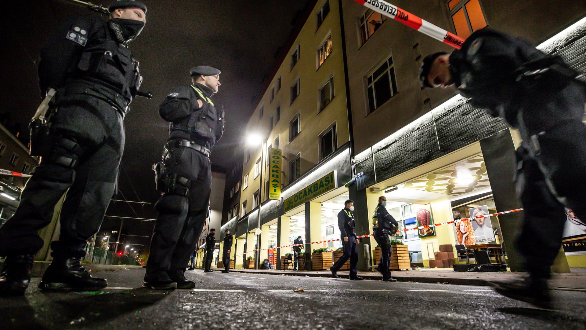 Die Polizei sperrt einen Bereich Rheinische Straße / Siegfriedstraße ein in der Innenstadt ab: Auch am Montag zeigten die Beamten Präsenz.