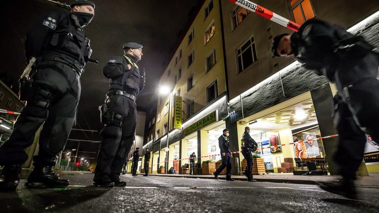 Die Polizei sperrt einen Bereich Rheinische Straße / Siegfriedstraße ein in der Innenstadt ab: Auch am Montag zeigten die Beamten Präsenz.