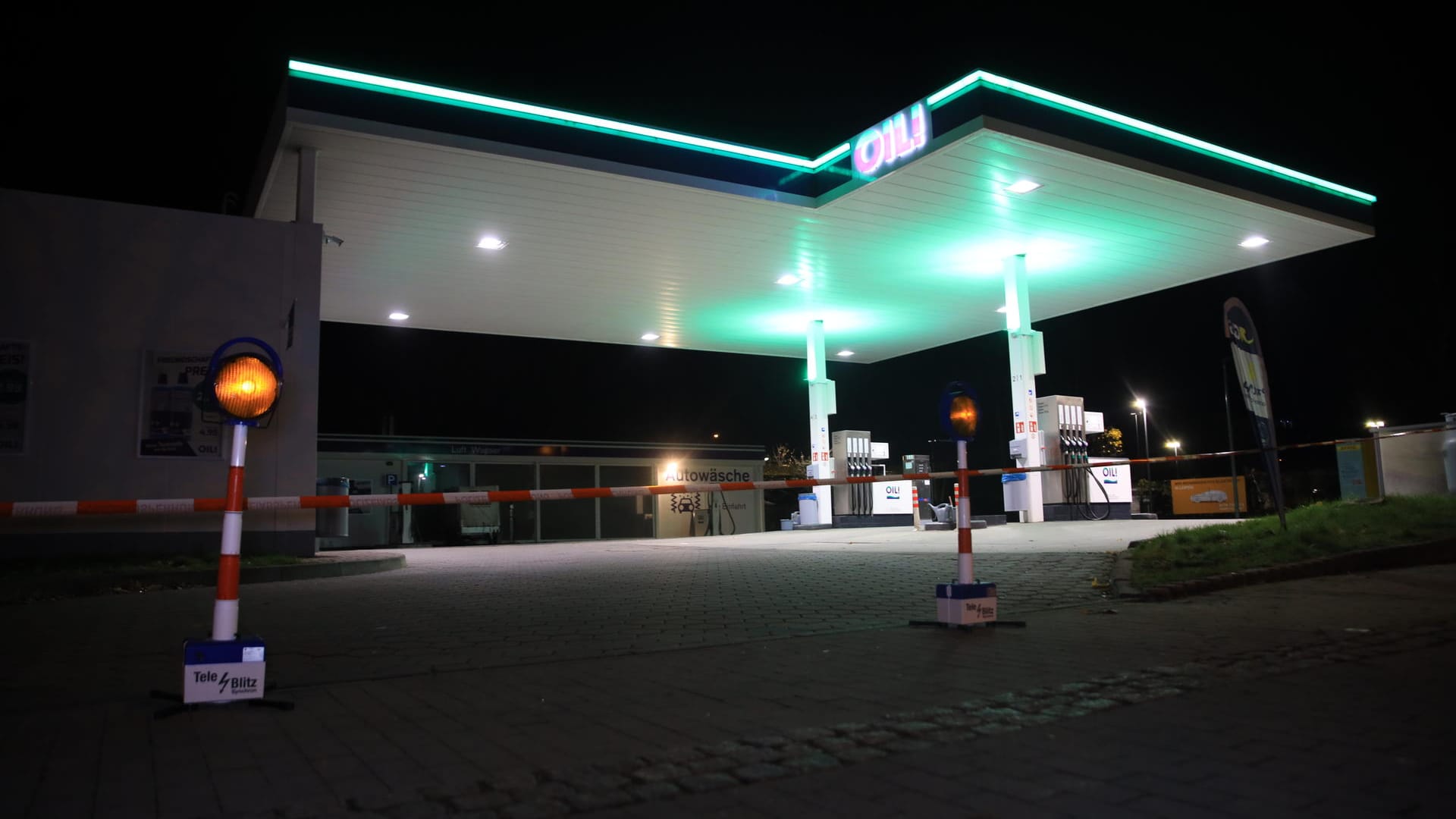 Polizeiabsperrung: Montagabend wurde die Fliegerbombe neben dieser Tankstelle gefunden.