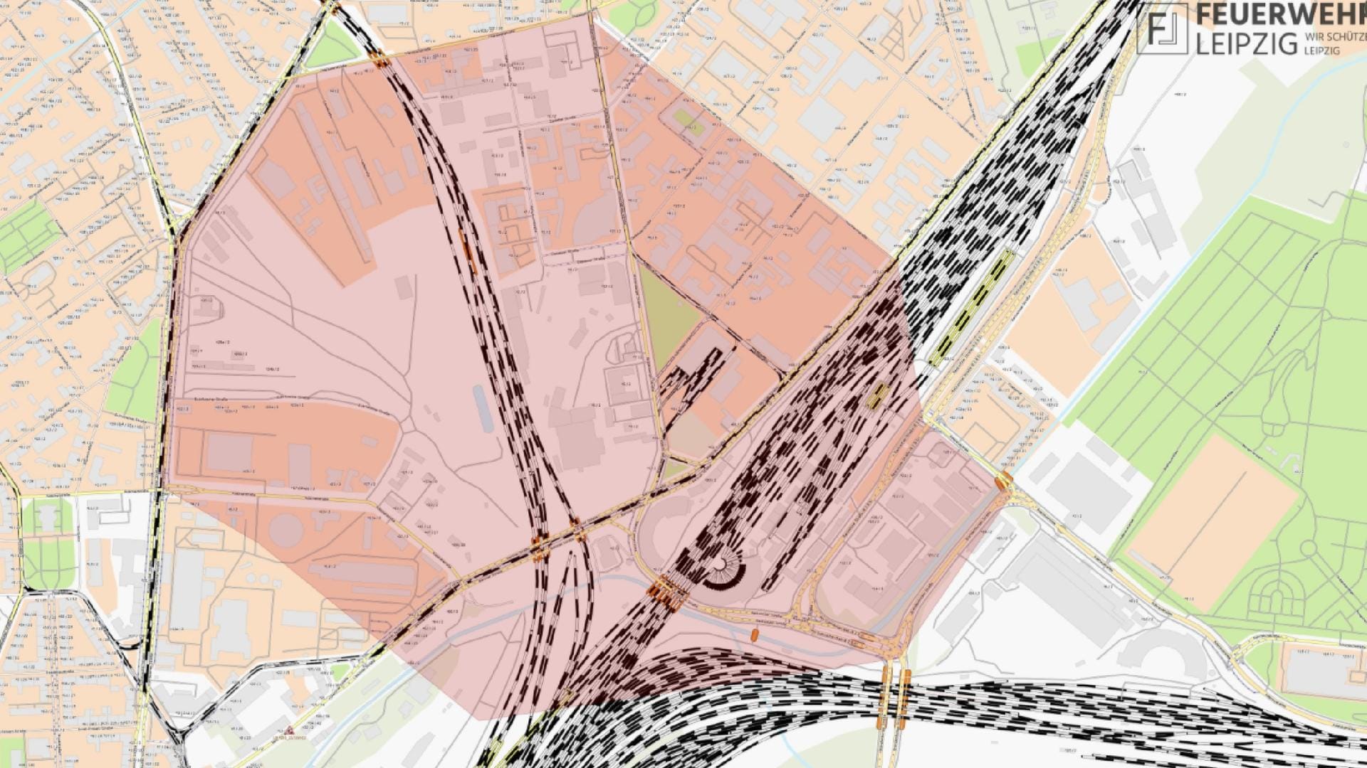 Die Feuerwehr richtete einen Sperrkreis ein: Durch ihn verlaufen auch wichtige Bahnlinien. Die Feuerwehr richtete einen Sperrkreis ein: Durch ihn verlaufen auch wichtige Bahnlinien.