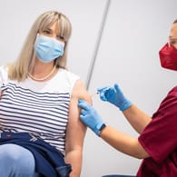 Corona-Impfung in Hannover: Die Vakzine bieten weiterhin einen hohen Schutz, auch unter Delta. aner Versicherern
