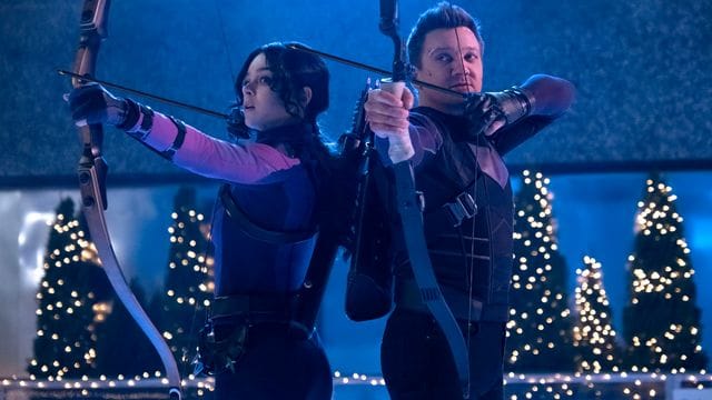 Hailee Steinfeld als Kate Bishop und Jeremy Renner als Clint Barton/Hawkeye in "Hawkeye".