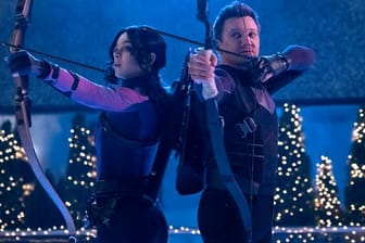 Hailee Steinfeld als Kate Bishop und Jeremy Renner als Clint Barton/Hawkeye in "Hawkeye".