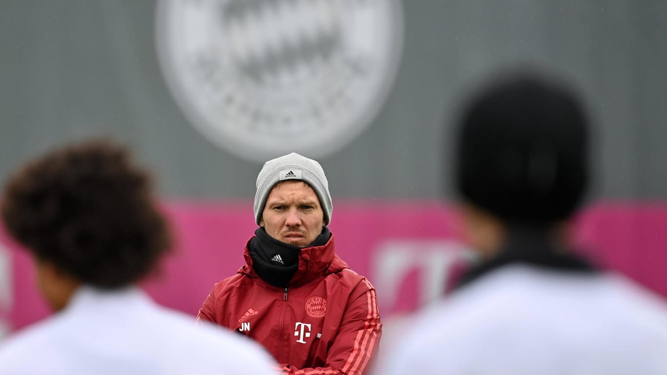 Bayern-Trainer Julian Nagelsmann muss derzeit über vieles reden, nur kaum über sportliche Belange.