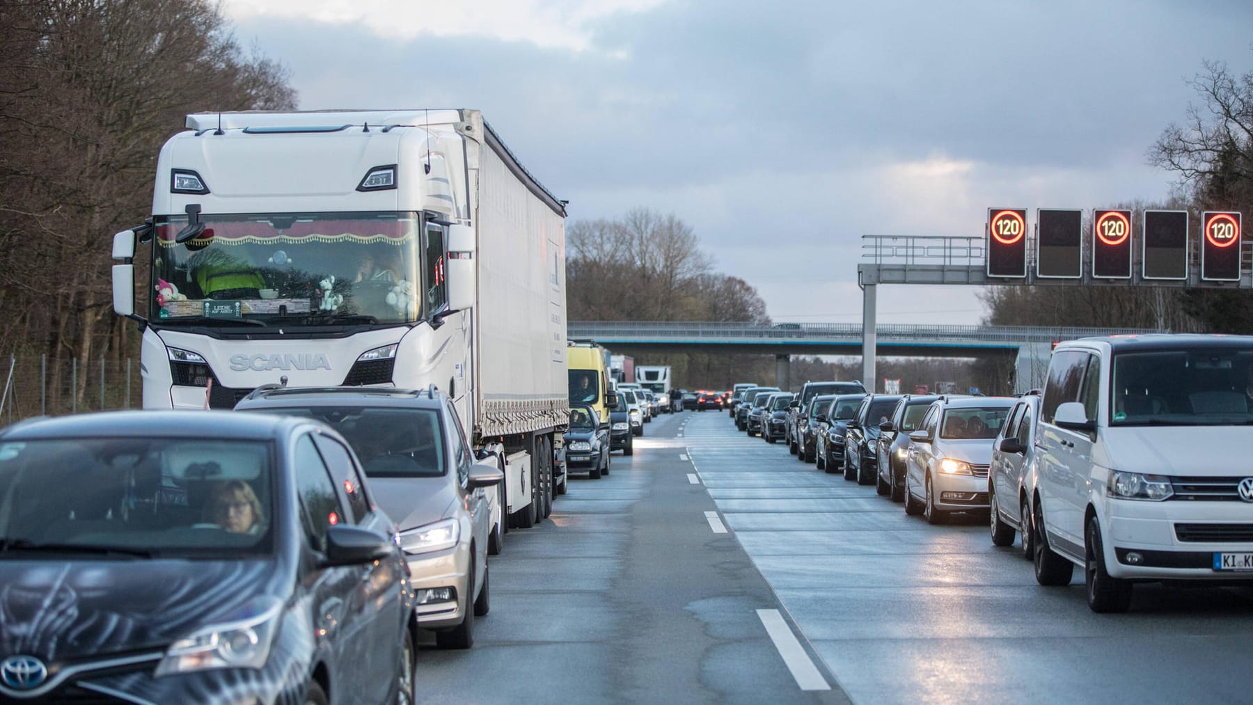 Hamburg: Sattelschlepper Steht Auf A7 Quer – Strecke Stundenlang Gesperrt