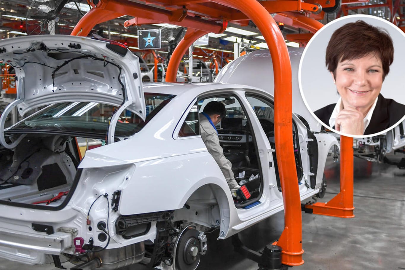 Ein Mitarbeiter in der Automobilproduktion (Symbolbild): Der Fachkräftemangel könnte den Wirtschaftsstandort Deutschland gefährden, schreibt Kolumnistin Ursula Weidenfeld.