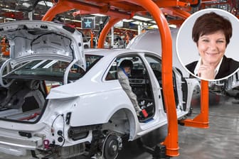 Ein Mitarbeiter in der Automobilproduktion (Symbolbild): Der Fachkräftemangel könnte den Wirtschaftsstandort Deutschland gefährden, schreibt Kolumnistin Ursula Weidenfeld.