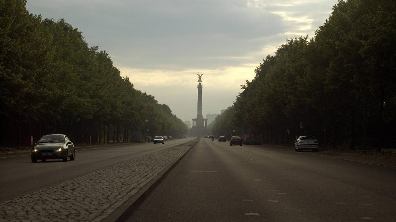 Blick auf die Straße des 17. Juni im Morgengrauen (Archivbild): Auch hier soll der fahrerlose Bus entlang fahren.