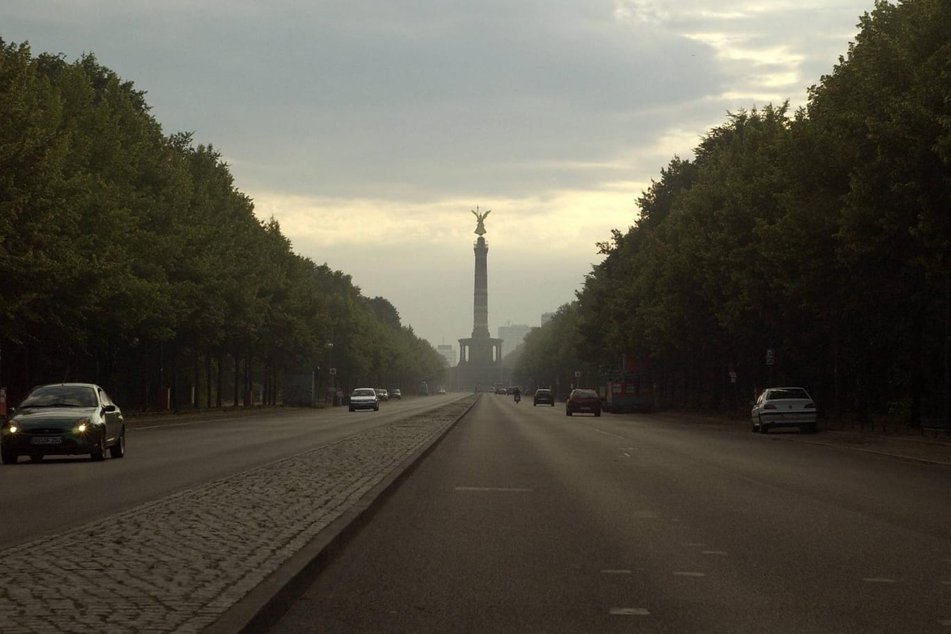 Blick auf die Straße des 17. Juni im Morgengrauen (Archivbild): Auch hier soll der fahrerlose Bus entlang fahren.