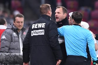 Im hitzigen Wortgefecht: Mainz-Trainer Bo Svennson und FC-Co-Trainer Kevin McKenna. Dazwischen Steffen Baumgart und der Schiedsrichter.