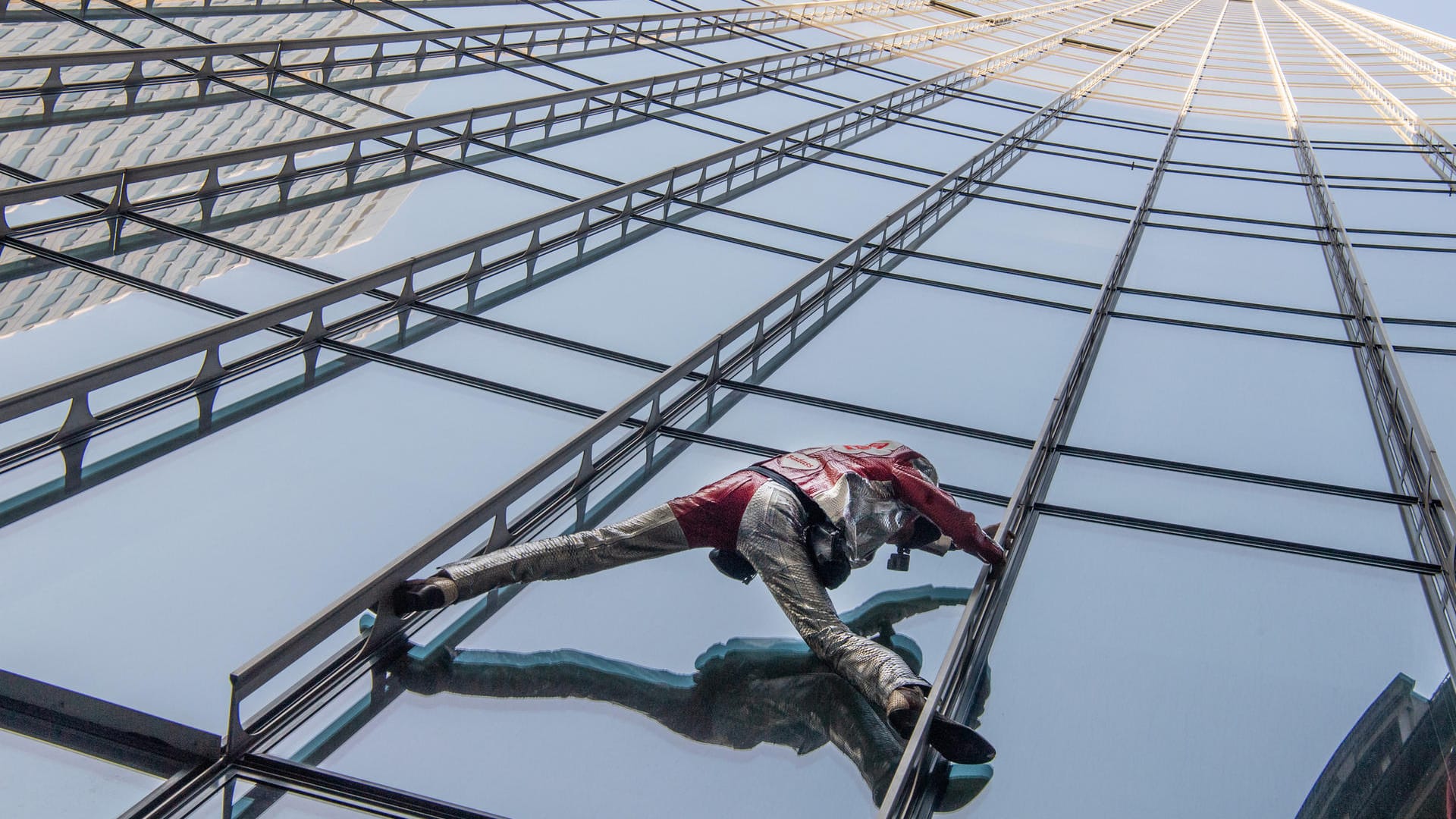 Alain Robert auf dem Weg nach oben: Mit seinem Kletterkollegen Leo Urban bestieg er Dienstag Skyper-Hochhaus.