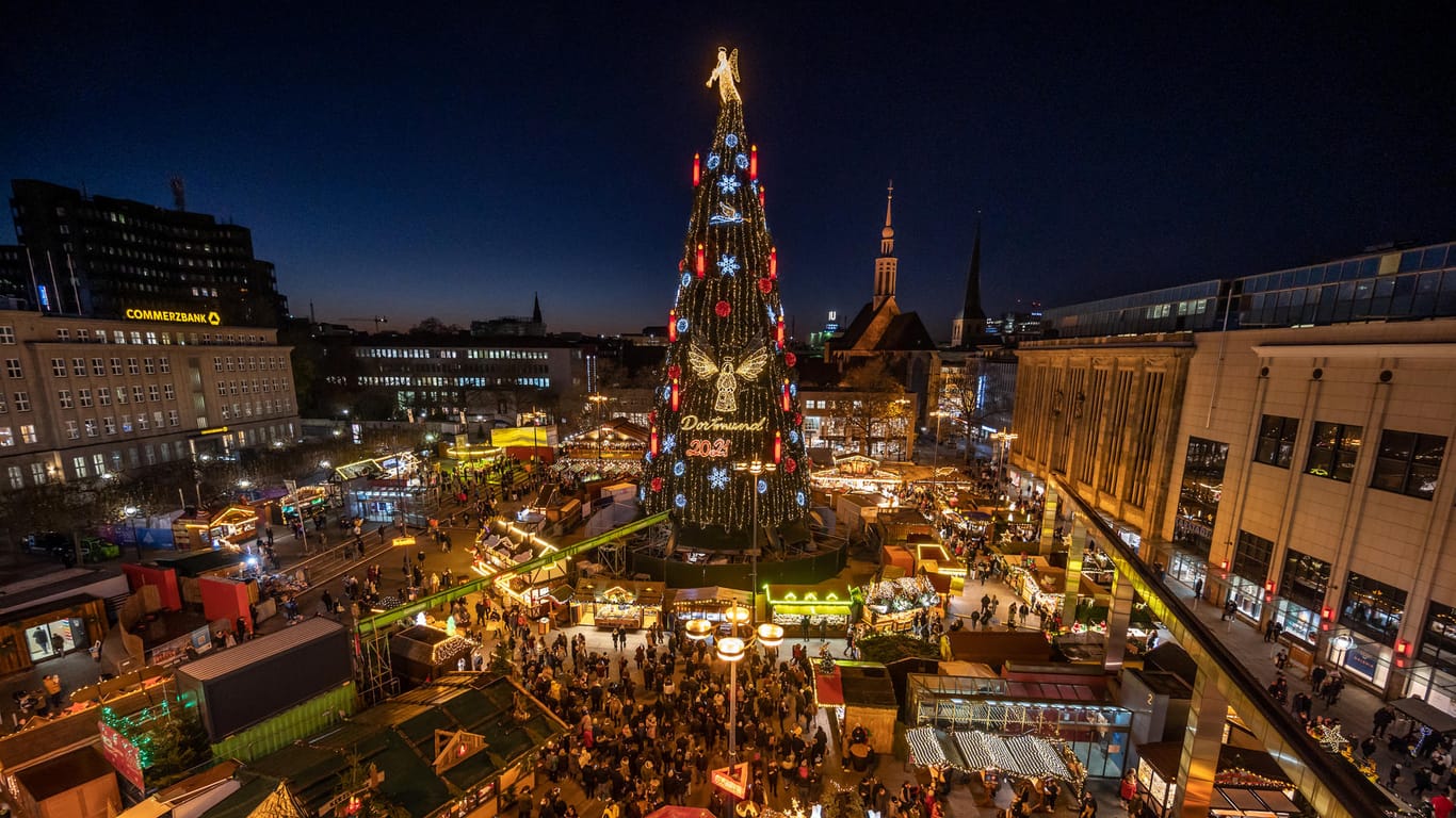 Der rund 45 Meter hohe XL-Weihnachtsbaum in Dortmund: Er ist aus rund 1.600 sauerländischen Fichten zu einem der weltgrößten Weihnachtsbäume zusammengesetzt.