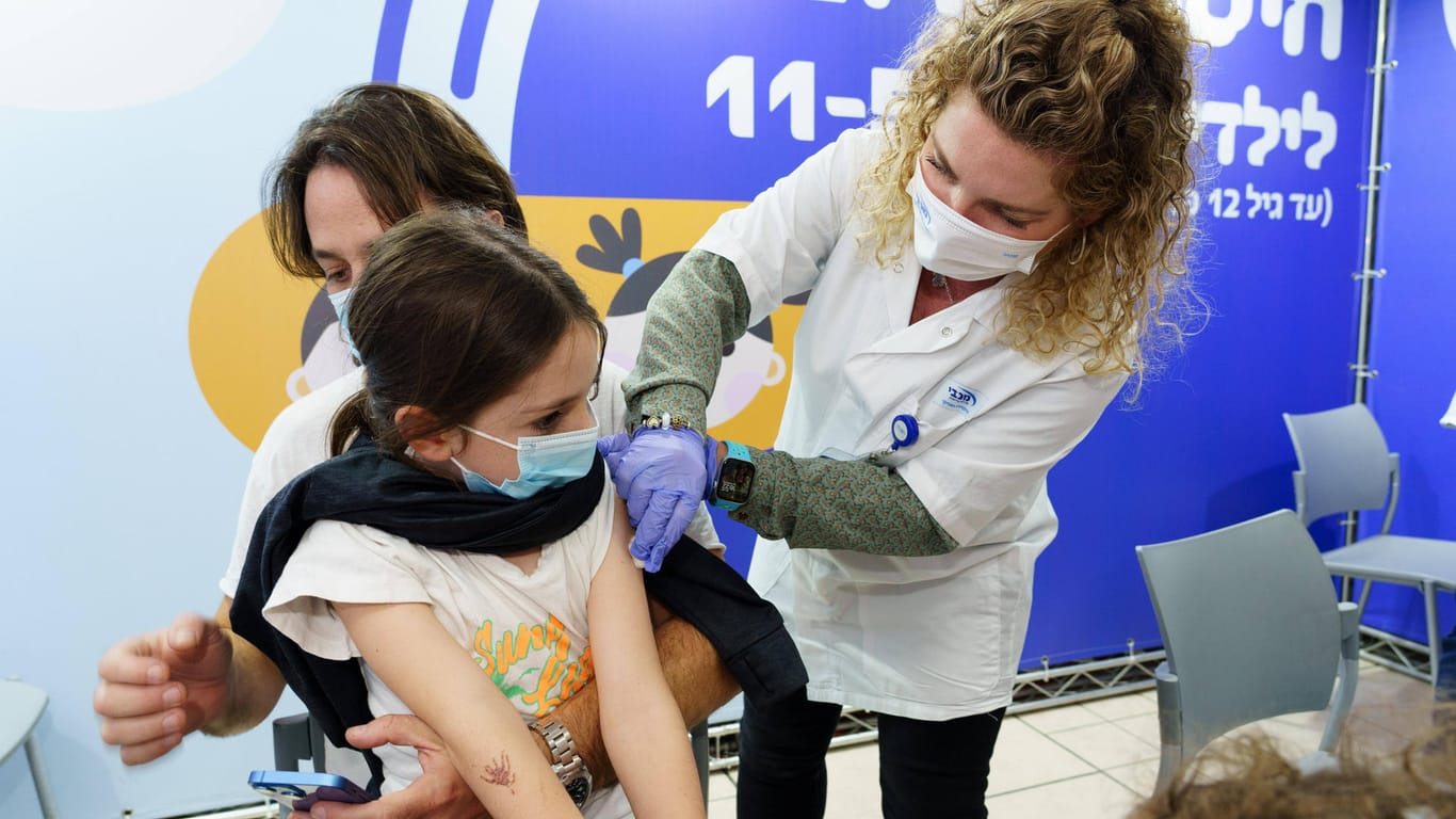 Kinder-Impfung in Israel (Symbolbild): In einigen anderen Ländern werden Kinder bereits gegen Covid-19 geimpft.