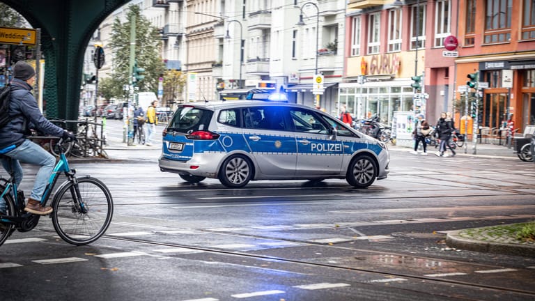 Polizeiauto, Einsatzfahrt mit Blaulicht. (Symbolbild) Im Wedding wurde ein Mann tot in seiner Wohnung gefunden, die Berliner Mordkommission ermittelt.