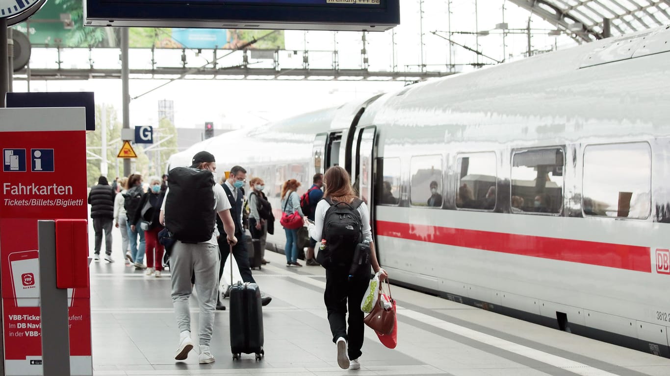 Deutsche Bahn: Wer die sogenannten 3G-Regeln nicht befolgt, wird von der Fahrt ausgeschlossen.