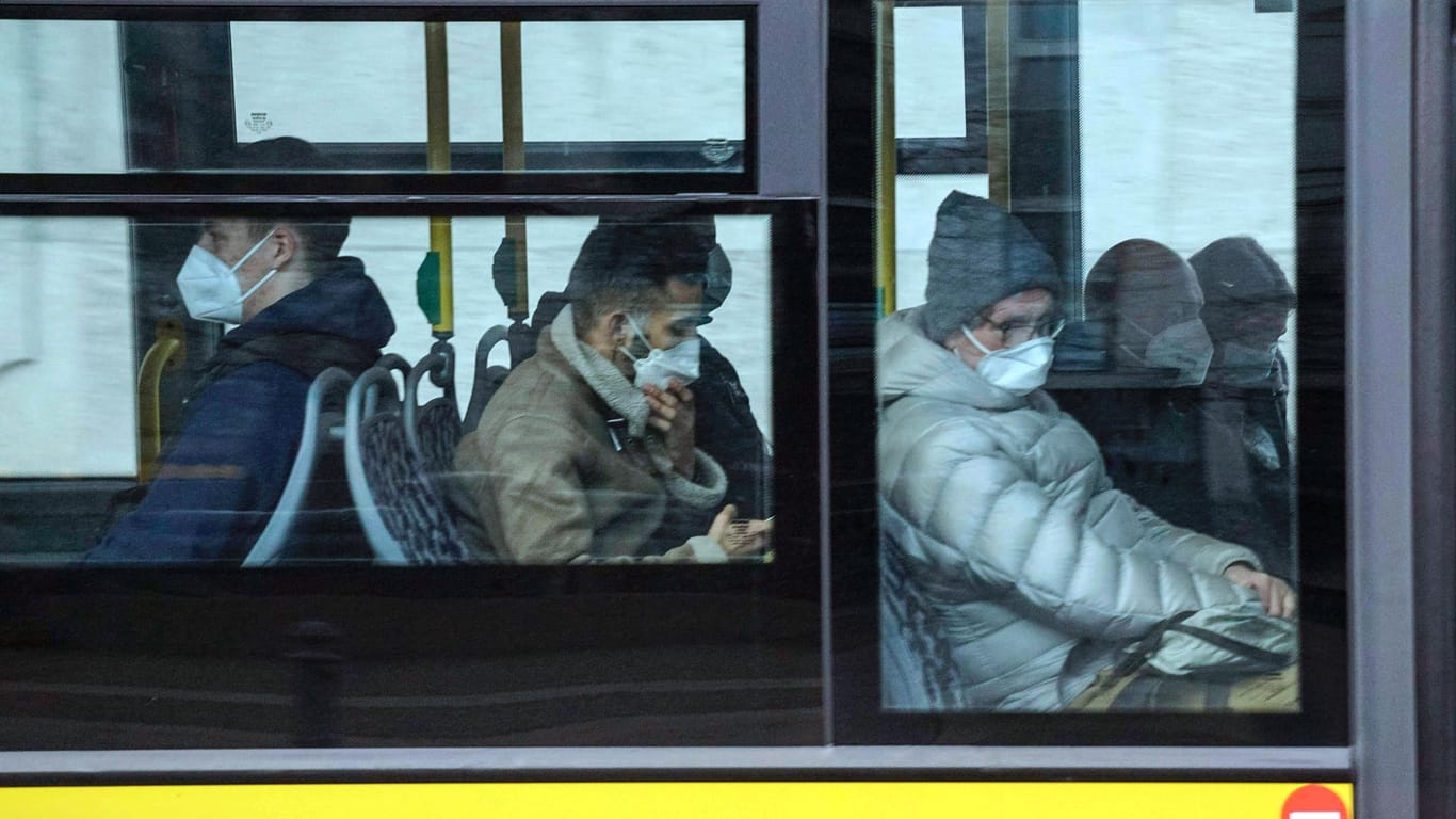 Fahrgaeste eines BVG Busses tragen FFP2 Masken. (Symbolbild) Fahrgäste müssen bald nach der 3G Regel gegen Corona geimpft, genesen oder getestet sein, wenn sie Bus oder Bahn nutzen wollen.