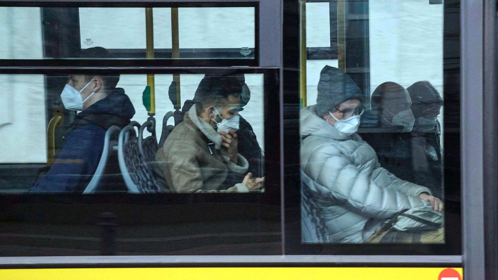 Fahrgaeste eines BVG Busses tragen FFP2 Masken. (Symbolbild) Fahrgäste müssen bald nach der 3G Regel gegen Corona geimpft, genesen oder getestet sein, wenn sie Bus oder Bahn nutzen wollen. Fahrgaeste eines BVG Busses tragen FFP2 Masken. (Symbolbild) Fahrgäste müssen bald nach der 3G Regel gegen Corona geimpft, genesen oder getestet sein, wenn sie Bus oder Bahn nutzen wollen.