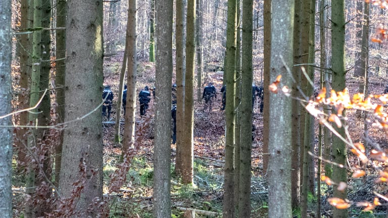 Polizisten am Kipfenberg (Archivbild): Solang es die Witterung zulässt, wollen die Einsatzkräfte weiter nach Überresten der vermissten Sonja Engelbrecht suchen.