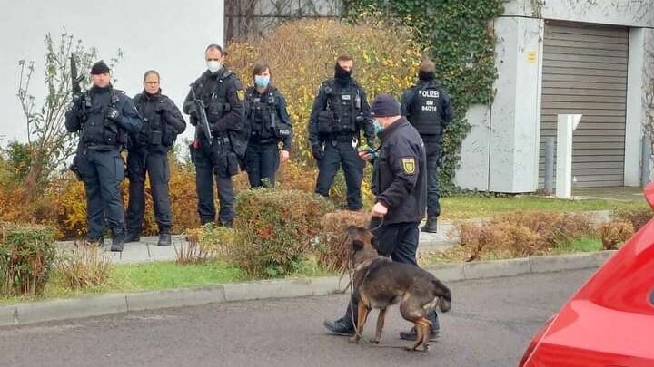 Schwer bewaffnete Polizisten vor Ort: Per Telefon hatte es eine Drohung gegen das Rathaus gegeben. Schwer bewaffnete Polizisten vor Ort: Per Telefon hatte es eine Drohung gegen das Rathaus gegeben.