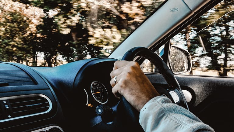 Passiert nicht alle Tage: Ein Mann ohne Führerschein erscheint mit Auto zur Fahrprüfung (Symbolbild).