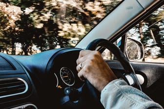 Passiert nicht alle Tage: Ein Mann ohne Führerschein erscheint mit Auto zur Fahrprüfung (Symbolbild).
