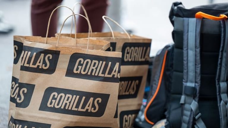 Papiertüten mit dem Logo des Express-Lieferdiensts Gorillas (Symbolbild): Seit Monaten tobt in dem Unternehmen ein Streit zwischen Mitarbeitenden und der Geschäftsführung.