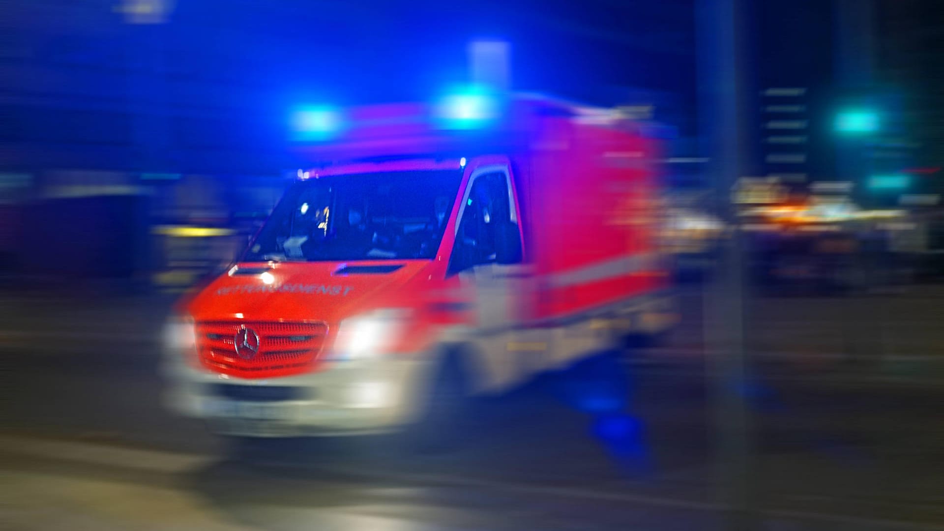 Rettungsdienst mit Blaulicht im Einsatz (Symbolbild): Der Radfahrer wollte ein Auto überholen.