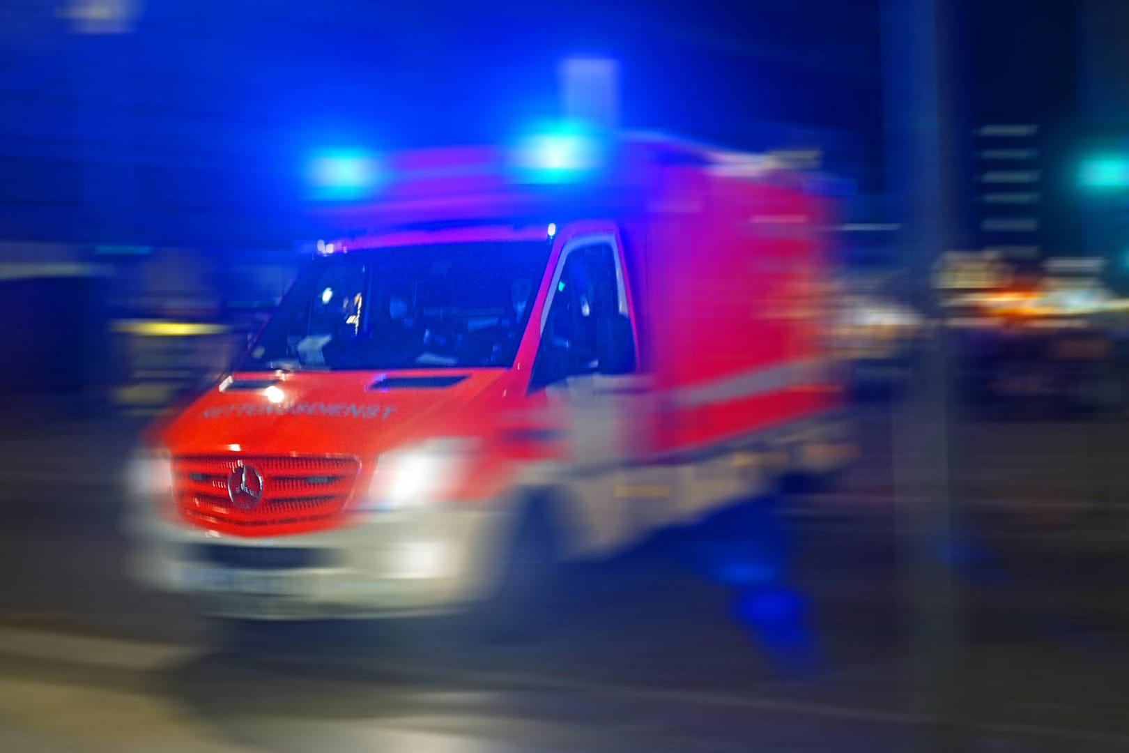 Rettungsdienst mit Blaulicht im Einsatz (Symbolbild): Der Radfahrer wollte ein Auto überholen.