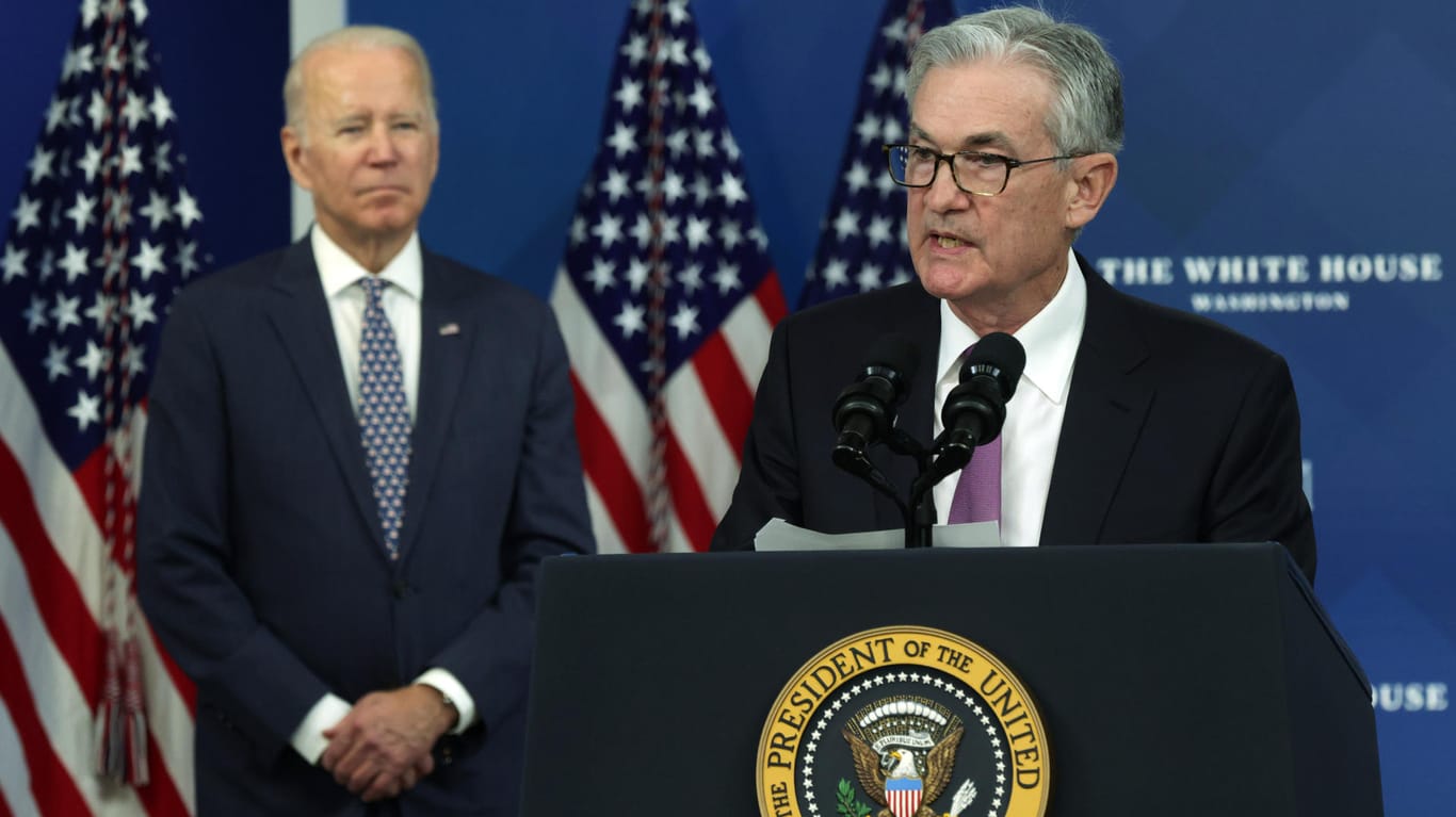 Lässt die Börsen zittern: Der Chef der US-Notenbank Fed, Jerome Powell, ist von Präsident Biden (im Hintergrund) für eine zweite Amtszeit bestätigt worden – die Börsen reagieren mit Sorge vor einer Zinserhöhung.