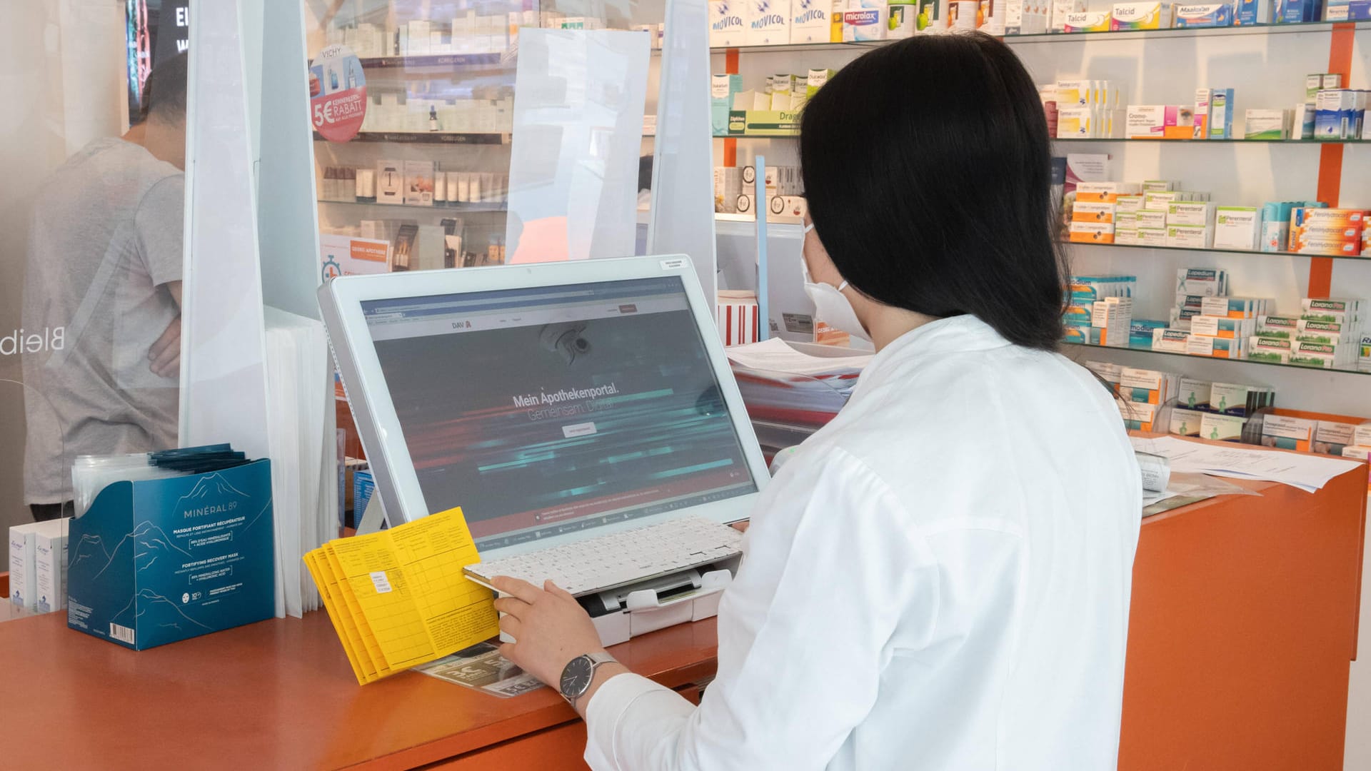 Eine Apothekerin erstellt einen digitalen Impfpass (Archivbild): In Dortmund sind vermehrt gefälschte Dokumente aufgetaucht.