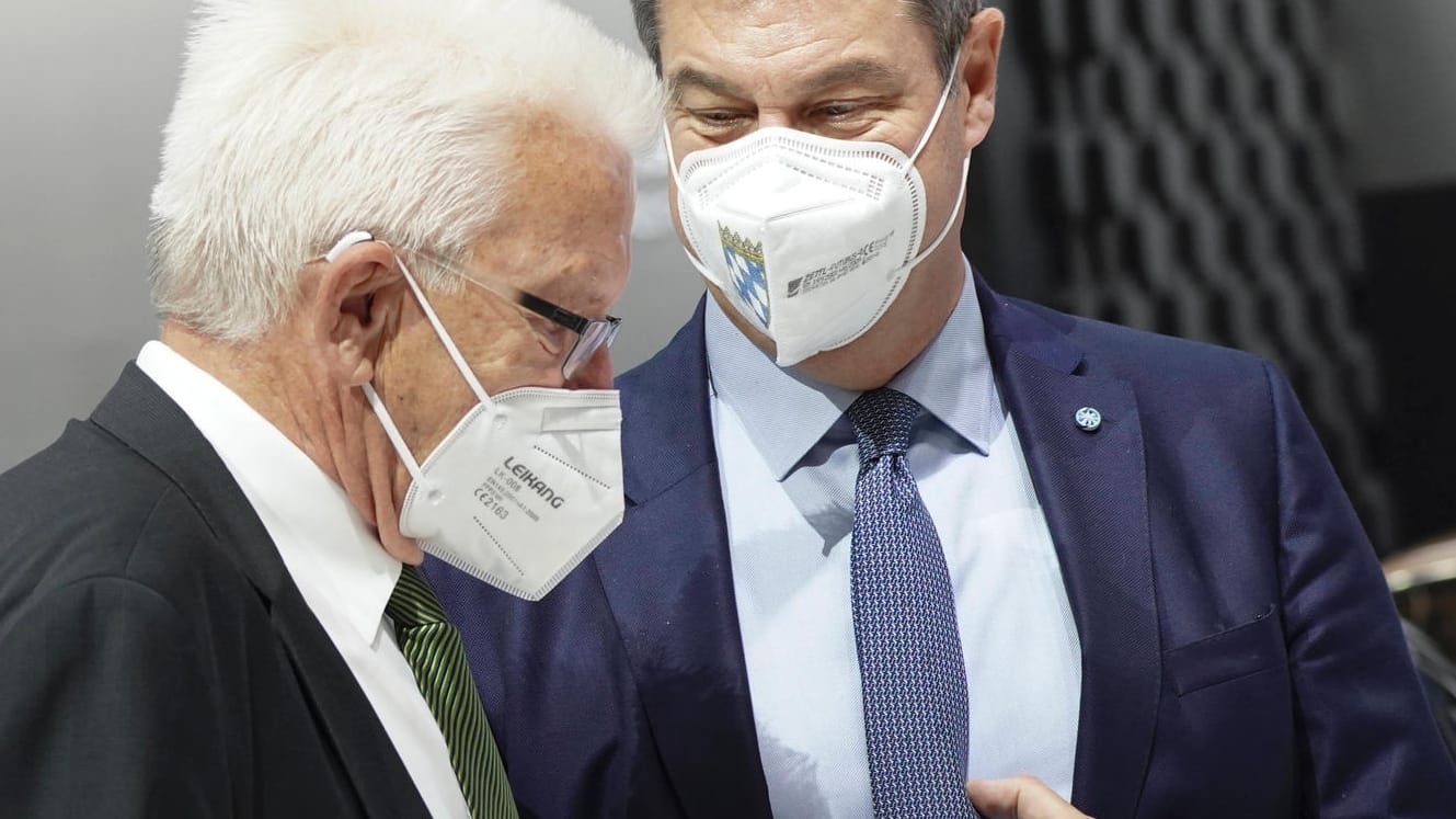 Winfried Kretschmann (l., Grüne) und Markus Söder (CSU): Die Ministerpräsidenten von Baden-Württemberg und Bayern befürworten eine Impfpflicht. Winfried Kretschmann (l., Grüne) und Markus Söder (CSU): Die Ministerpräsidenten von Baden-Württemberg und Bayern befürworten eine Impfpflicht.