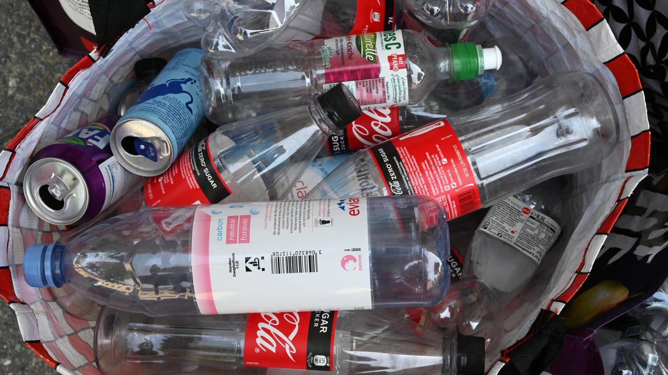 Leergutrücknahme: Künftig unterliegen alle Einweg-Getränkeflaschen aus Kunststoff einer Pfandpflicht.