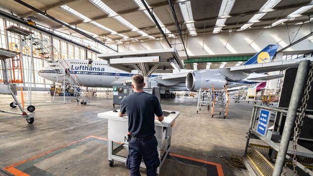 Die Luft- und Raumfahrttechnik ist ein Berufsfeld, in dem junge Fachkräfte vergleichsweise gute Gehälter erwarten können.