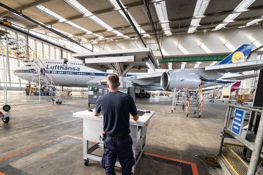 Die Luft- und Raumfahrttechnik ist ein Berufsfeld, in dem junge Fachkräfte vergleichsweise gute Gehälter erwarten können.