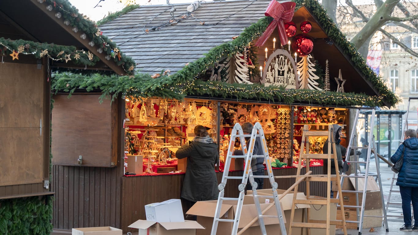 Weihnachtsmarkt: Wegen der steigenden Inzidenzen wurden schon fast vollständig aufgebaute Weihnachtsmärkte kurz vor der Eröffnung abgesagt.