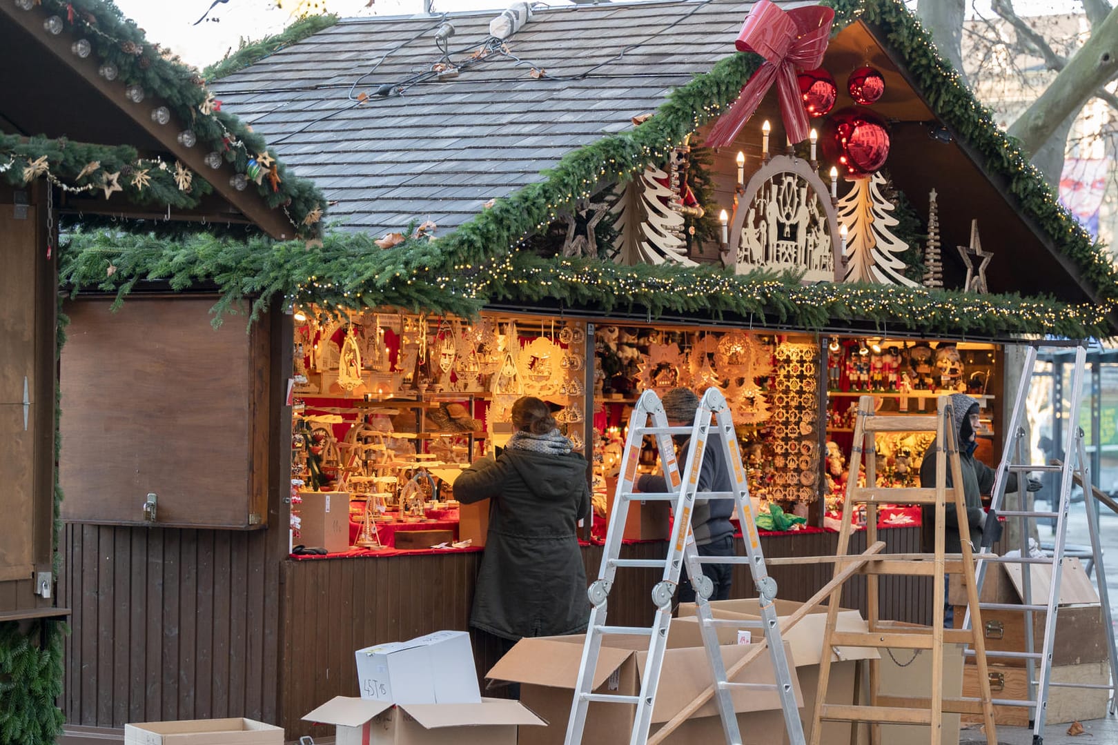 Weihnachtsmarkt: Wegen der steigenden Inzidenzen wurden schon fast vollständig aufgebaute Weihnachtsmärkte kurz vor der Eröffnung abgesagt.