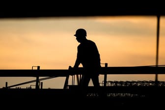 Ein Arbeiter geht über eine Baustelle