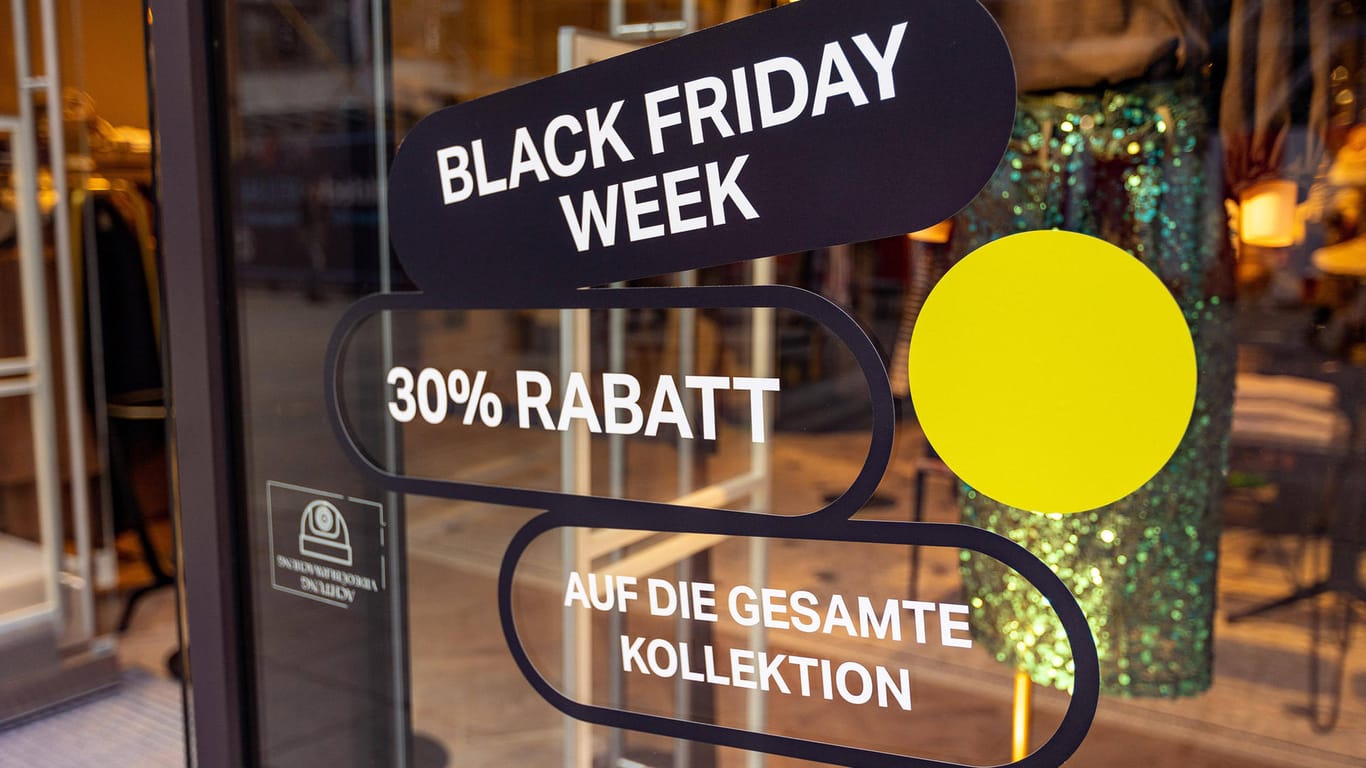 Ein Schaufenster in der Stuttgarter Innenstadt wirbt für Sonderangebote (Symbolbild): Jedes Jahr steigen die Umsätze der deutschen Einzel- und Onlinehändler am Black Friday weiter.